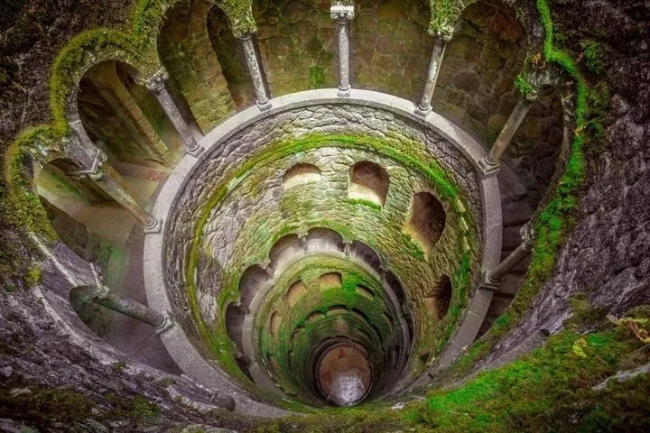 Descend the mystical Initiation Well at Quinta da Regaleira! This spiral "inverted tower" is a Sintra masterpiece. Experience the mystery and secret tunnels on our expert-led private tour. ✨