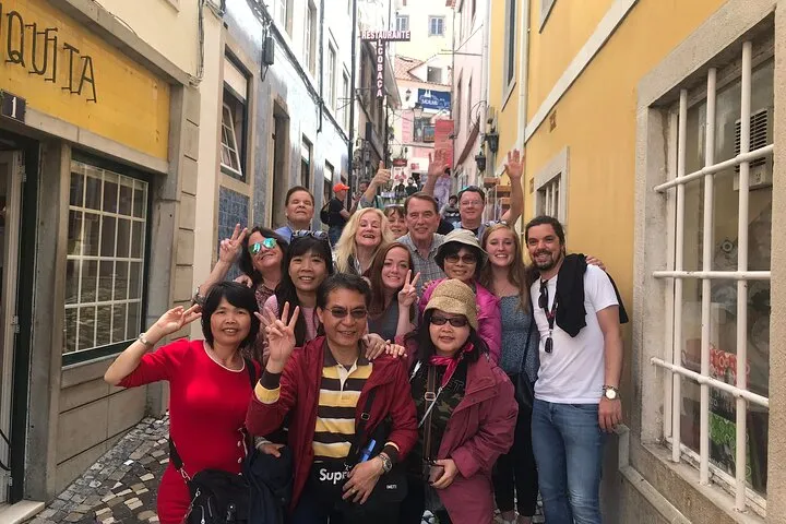 Group with guide in the town centre of Sintra after eating a pastry