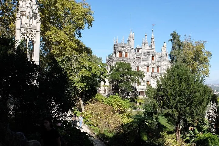 Explore the magic of Quinta da Regaleira in Sintra! Discover hidden grottoes, secret symbols, and lush gardens. Our private tours unlock the mysteries of this enchanting UNESCO estate. ✨