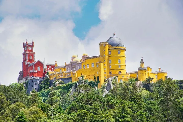 Step into the romantic magic of Sintra! A land of mist-covered forests, fairytale palaces, and legends. Our local experts guide you through the enchanting atmosphere of this UNESCO gem. ✨