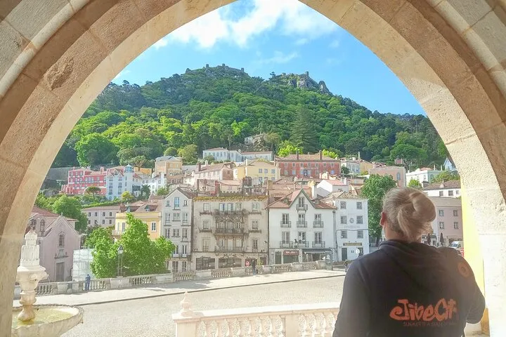 Wander the charming historic center of Sintra! Get lost in narrow alleys, shop for local crafts, and taste the famous Travesseiros. Our local guides show you the best hidden corners! ☕✨